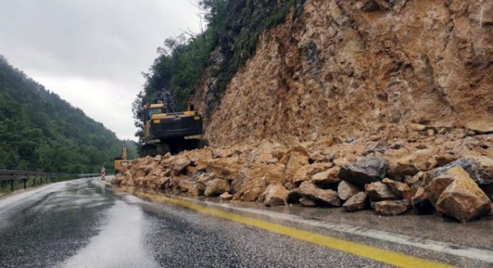 odron-na-ibarskoj-magistrali:-tragedija-izbjegnuta-za-dlaku odron-na-ibarskoj-magistrali:-tragedija-izbjegnuta-za-dlaku