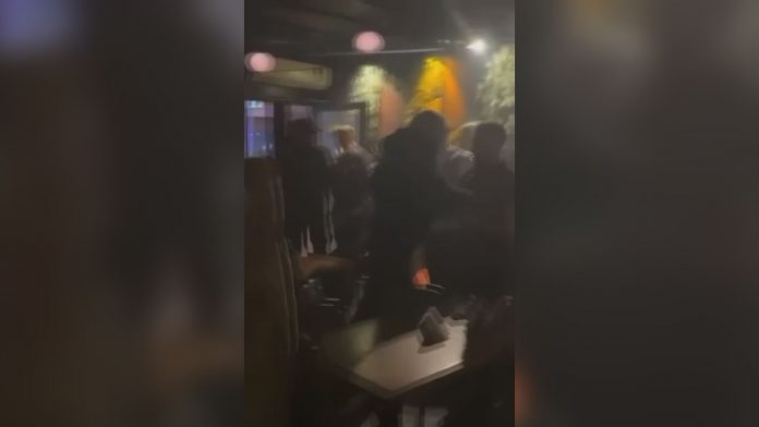 haos-u-centru-novog-pazara:-policajci-upali-u-kafic,-pa-nastao-haos-(video)