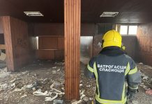 (FOTO) Požar u napuštenom objektu: Deca se igrala, pa se vatra proširila (foto)-pozar-u-napustenom-objektu:-deca-se-igrala,-pa-se-vatra-prosirila