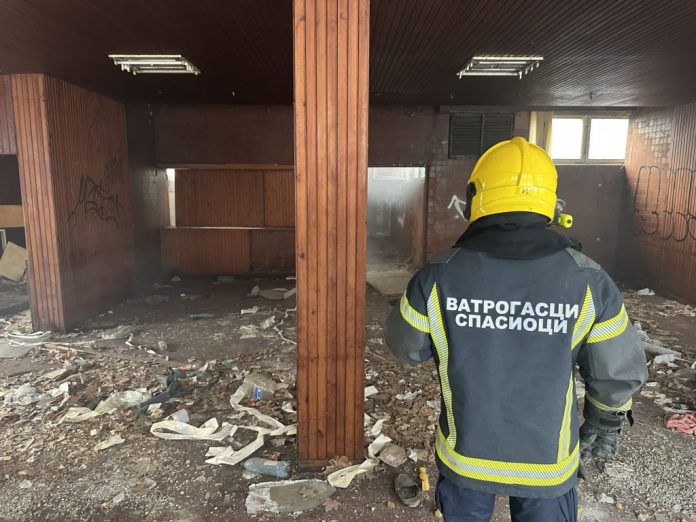 (foto)-pozar-u-napustenom-objektu:-deca-se-igrala,-pa-se-vatra-prosirila (foto)-pozar-u-napustenom-objektu:-deca-se-igrala,-pa-se-vatra-prosirila