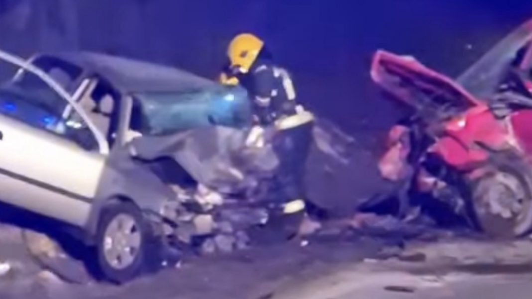 (video)-tri-osobe-poginule-u-stravicnom-sudaru:-vatrogasci-sekli-vozila-da-dodju-do-tela