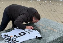 Branko Ružić poljubio grob Fadilja Vokrija: Napisao poruku na albanskom branko-ruzic-poljubio-grob-fadilja-vokrija:-napisao-poruku-na-albanskom