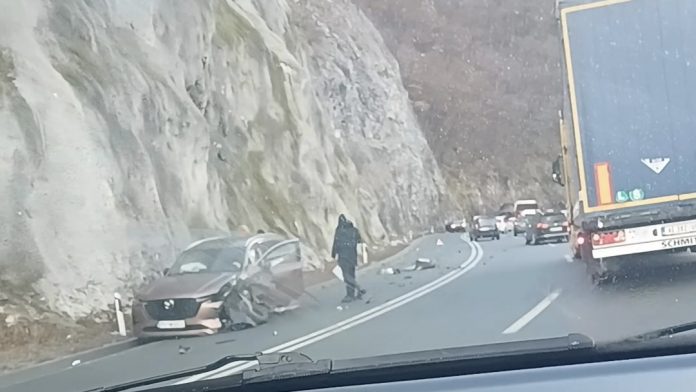 (foto)-zestok-sudar-dva-vozila:-policija-regulise-saobracaj-na-toj-deonici-(foto)