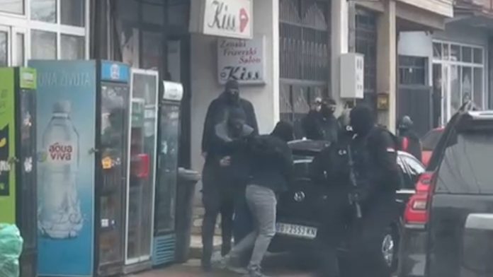 (video)-hapsenje-u-novom-pazaru!-uhapsen-muskarac-iz-novog-pazara-zbog-sumnje-u-falsifikovanje