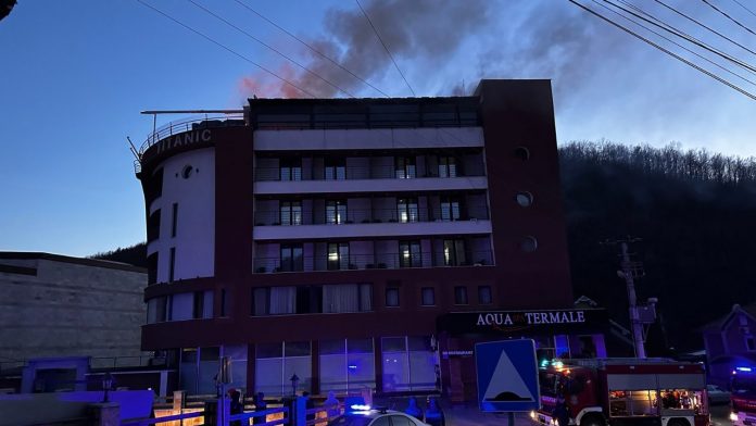 (video)-pozar-u-restoranu-titanic-u-novom-pazaru:-vatrogasci-na-terenu,-nema-povredjenih