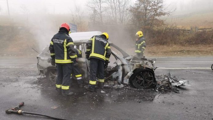 zapalilo-se-putnicko-vozilo!-medju-putnicima-bilo-i-dece,-svi-su-izasli-na-vreme zapalilo-se-putnicko-vozilo!-medju-putnicima-bilo-i-dece,-svi-su-izasli-na-vreme