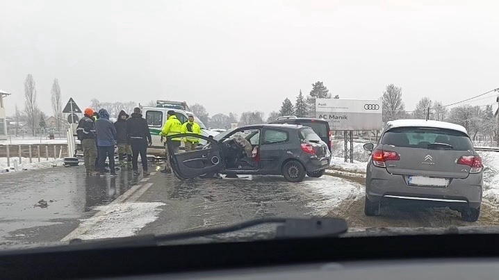 devojka-povredjena-u-sudaru-automobila-i-kamiona-kod-kraljeva