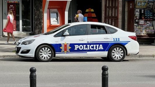 (foto)-velika-policijska-akcija-u-niksicu!-uhapsen-muskarac-sa-pistoljem-i-eksplozivima