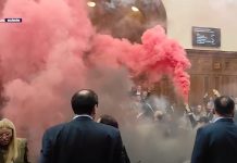 (VIDEO) Opozicija bacila dimne bombe u Skupštini Srbije, povređene 3 poslanice (video)-opozicija-bacila-dimne-bombe-u-skupstini-srbije,-povredjene-3-poslanice