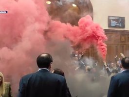 (video)-opozicija-bacila-dimne-bombe-u-skupstini-srbije,-povredjene-3-poslanice