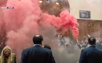 (VIDEO) Opozicija bacila dimne bombe u Skupštini Srbije, povređene 3 poslanice (video)-opozicija-bacila-dimne-bombe-u-skupstini-srbije,-povredjene-3-poslanice