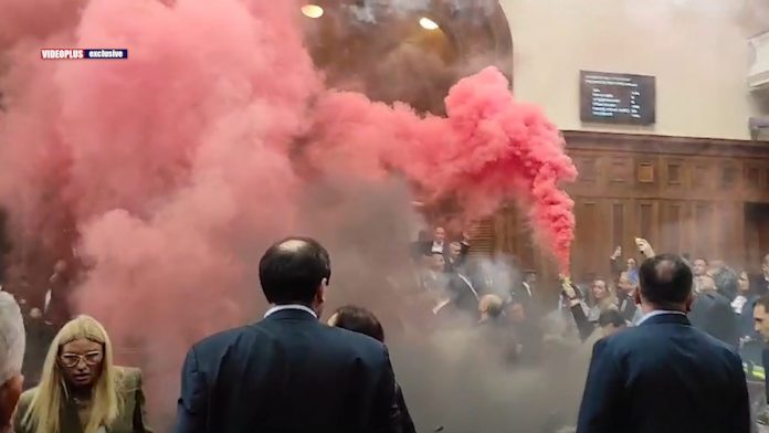 (video)-opozicija-bacila-dimne-bombe-u-skupstini-srbije,-povredjene-3-poslanice (video)-opozicija-bacila-dimne-bombe-u-skupstini-srbije,-povredjene-3-poslanice