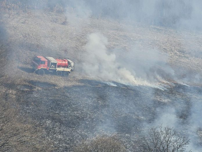 (foto)-veliki-pozar-na-brdu:-gori-povrsina-pod-niskim-rastinjem,-na-terenu-vatrogasci-sa-tri-vozila