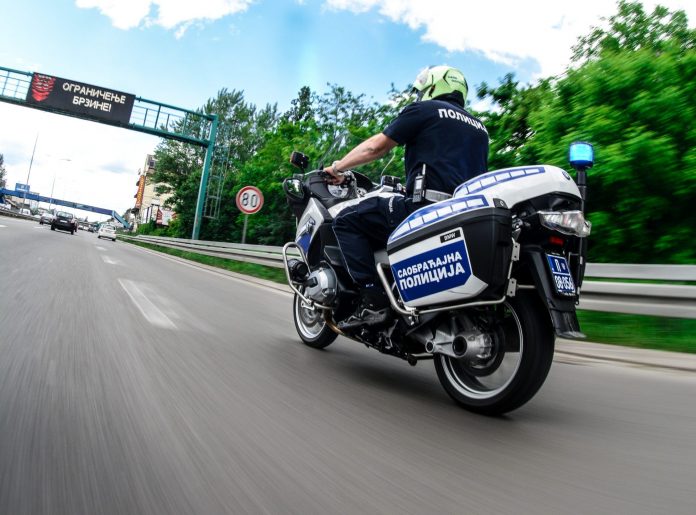 divljali-po-auto-putu-200-na-sat:-maloletnik-uz-pratnju-roditelja-priveden-kod-sudije