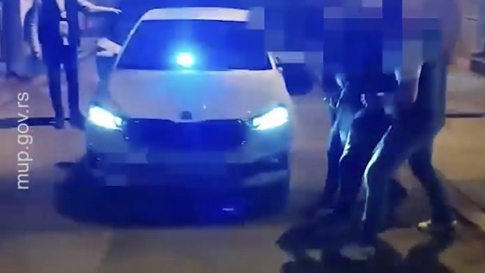 (video)-ovako-je-uhapsen-napadac-na-ministra-selakovica-lisice-mu-stavljene-u-stanu