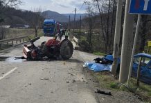 Stravičan sudar kod Kraljeva: Traktor prepolovljen, automobil odleteo s puta (FOTO) stravican-sudar-kod-kraljeva:-traktor-prepolovljen,-automobil-odleteo-s-puta-(foto)