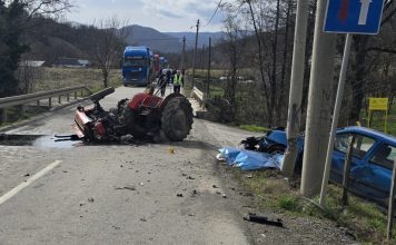 Stravičan sudar kod Kraljeva: Traktor prepolovljen, automobil odleteo s puta (FOTO) stravican-sudar-kod-kraljeva:-traktor-prepolovljen,-automobil-odleteo-s-puta-(foto)