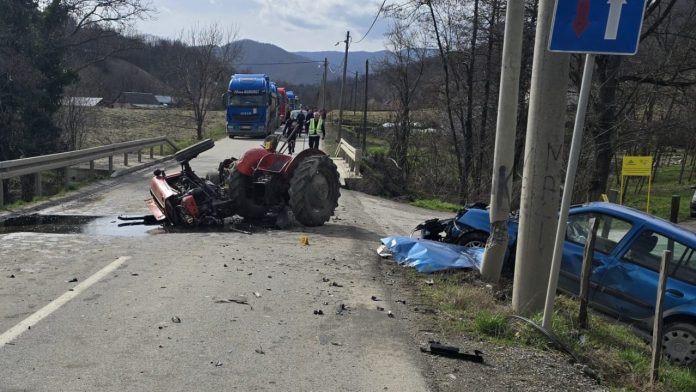 stravican-sudar-kod-kraljeva:-traktor-prepolovljen,-automobil-odleteo-s-puta-(foto)
