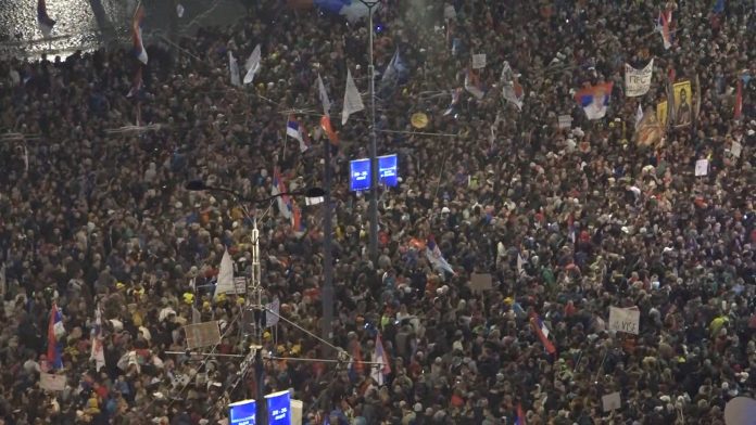 mup:-incidenti-u-centru-beograda:-napadi-na-policiju-tokom-protesta