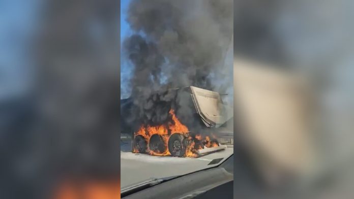 (foto)-zapalio-se-kamion-pre-naplatne-rampe-u-obrenovcu