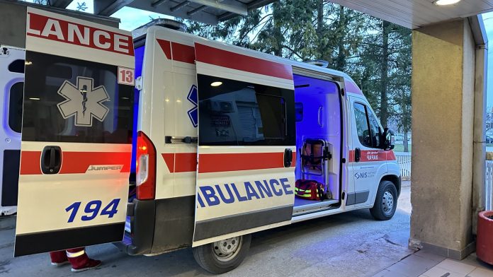 povredjen-vozac-motora,-hitno-prevezen-u-bolnicu:-sudar-automobila-i-brzog-dvotockasa