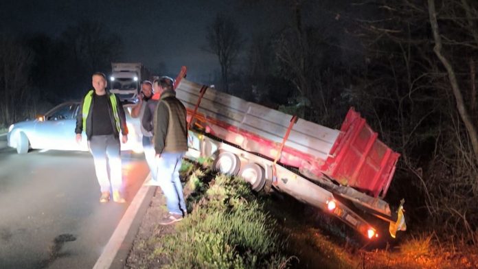 (foto)-vozac-iz-novog-pazara-sleteo-sa-puta-na-ibarskoj-magistrali