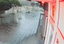 (VIDEO) Krov se srušio na raskrsnicu u Mladenovcu, vozač na vreme ukočio na ulici nije bilo pešaka (video)-krov-se-srusio-na-raskrsnicu-u-mladenovcu,-vozac-na-vreme-ukocio-na-ulici-nije-bilo-pesaka