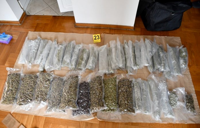 u-beogradu-uhapsene-dve-osobe-kod-kojih-je-pronadjena-veca-kolicina-droge-i-oruzja