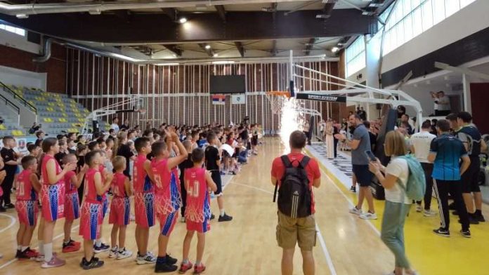 prvi-medjunarodni-pazarski-mini-basket-festival-okupio-18-ekipa