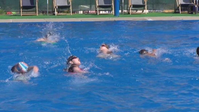 gradski-bazen-idealno-mesto-za-rashladjivanje,-pocela-i-skola-plivanja