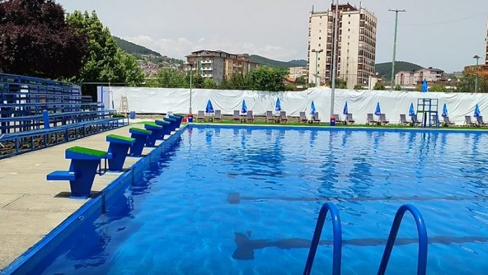 na-gradskom-bazenu-poceo-28.-memorijal-“safet-mavric-cako”:-praznik-plivanja-za-najmladje