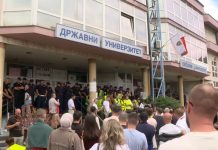 Incident ispred DUNP-a: Građani bacali flaše, pogođen načelnik policije, jednoj ženi pozlilo