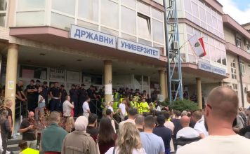 Incident ispred DUNP-a: Građani bacali flaše, pogođen načelnik policije, jednoj ženi pozlilo