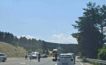 (FOTO) Motor pao na zemlju, delovi rasuti: Sudar dvotočkaša i automobila na putu kod Zlatibora (foto)-motor-pao-na-zemlju,-delovi-rasuti:-sudar-dvotockasa-i-automobila-na-putu-kod-zlatibora