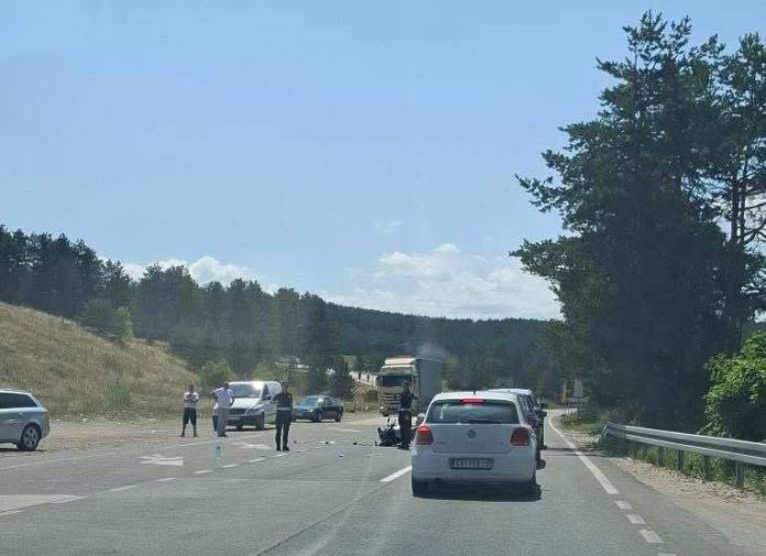 (foto)-motor-pao-na-zemlju,-delovi-rasuti:-sudar-dvotockasa-i-automobila-na-putu-kod-zlatibora