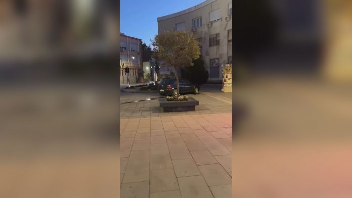 (foto)-vozac-golfa-uleteo-na-gradsko-setaliste-u-cacku (foto)-vozac-golfa-uleteo-na-gradsko-setaliste-u-cacku