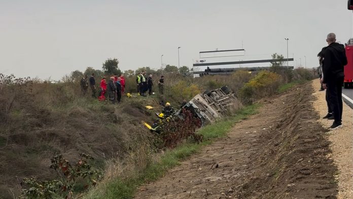 tri-osobe-poginule-u-nesreci-kod-sremske-mitrovice,-uhapsen-vozac-autobusa