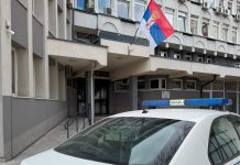 HAOS ISPRED SUDA U NOVOM PAZARU: Muškarcu odgrizeno uvo haos-ispred-suda-u-novom-pazaru:-muskarcu-odgrizeno-uvo