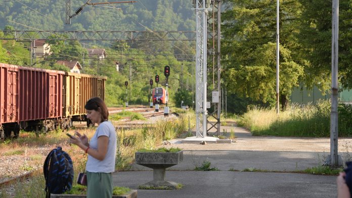 nezgoda-na-pruzi-kod-mojkovca:-povredjena-dva-radnika