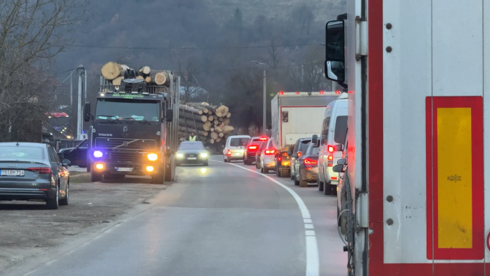 raska:-povredjena-jedna-osoba-u-sudaru-s-prikolicom-koja-se-otkacila-s-kamiona