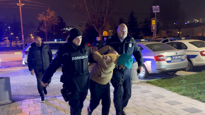 (foto)-uhapsen-razbojnik-u-novom-pazaru:-uz-pretnju-oruzjem-odneo-tri-kilograma-zlata