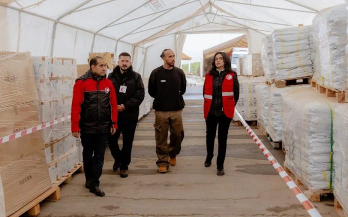 sedmostruki-prvak-formule-1-lewis-hamilton-pruzio-je-podrsku-humanitarnoj-akciji-za-gazu-u-jordanu