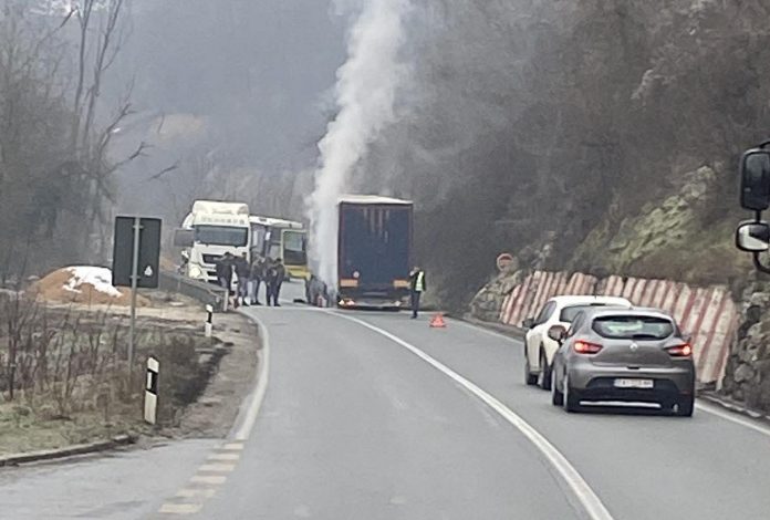 kamion-se-zapalio-u-ovcarsko-kablarskoj-klisuri,-saobracaj-bio-u-prekidu