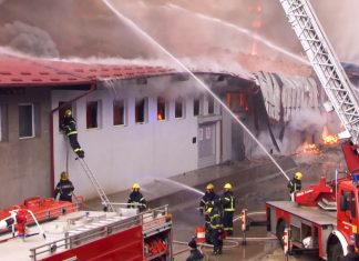 Veliki požar u industrijskoj zoni Novog Pazara i dalje aktivan, bez ljudskih žrtava veliki-pozar-u-industrijskoj-zoni-novog-pazara-i-dalje-aktivan,-bez-ljudskih-zrtava