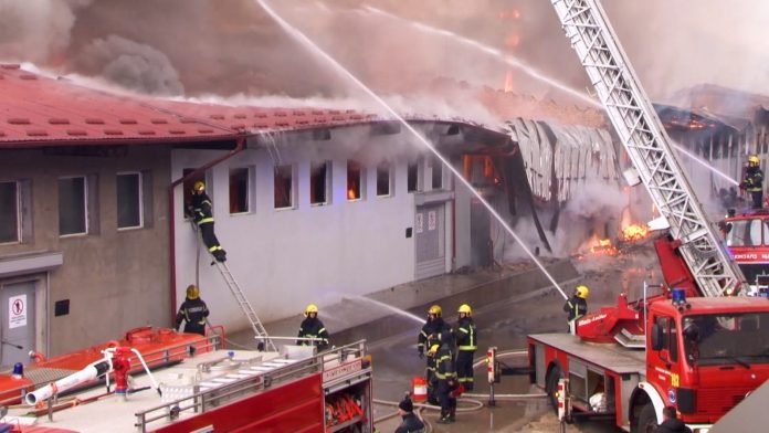 veliki-pozar-u-industrijskoj-zoni-novog-pazara-i-dalje-aktivan,-bez-ljudskih-zrtava veliki-pozar-u-industrijskoj-zoni-novog-pazara-i-dalje-aktivan,-bez-ljudskih-zrtava