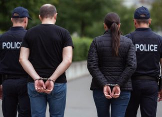 HOROR! Otac uhapšen zbog obljube kćerki (6 i 8), pritvorena i majka horor!-otac-uhapsen-zbog-obljube-kcerki-(6-i-8),-pritvorena-i-majka