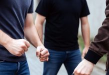 /VIDEO/ „Šta me gledaš?“: Optužen za pokušaj ubistva, napad snimljen kamerom /video/-„sta-me-gledas?“:-optuzen-za-pokusaj-ubistva,-napad-snimljen-kamerom