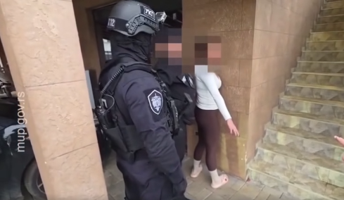 uhapsena-s-d.-(1990)-–-u-firmi-ukrala-gotovo-150-miliona-dinara-/video/ uhapsena-s-d.-(1990)-–-u-firmi-ukrala-gotovo-150-miliona-dinara-/video/