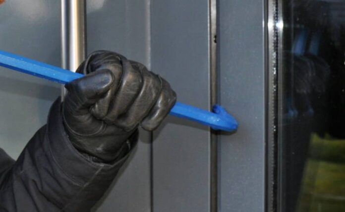 filmska-kradja-u-sandzaku:-usao-u-kafic-kroz-pocijepani-balon-i-ukrao-novac filmska-kradja-u-sandzaku:-usao-u-kafic-kroz-pocijepani-balon-i-ukrao-novac