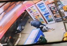 /VIDEO/ Ušao s pištoljem i mačetom: Gradonačelnik golim rukama razoružao razbojnika /video/-usao-s-pistoljem-i-macetom:-gradonacelnik-golim-rukama-razoruzao-razbojnika